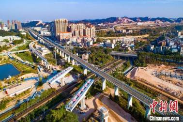 國內(nèi)首條中低速磁浮旅游專線跨京廣鐵路連續(xù)梁實(shí)現(xiàn)轉(zhuǎn)體對(duì)接 